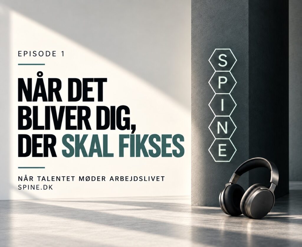 Episode 1: Når det bliver dig, der skal fikses. SPINE-mærke og høretelefoner i et lyst betonrum.
