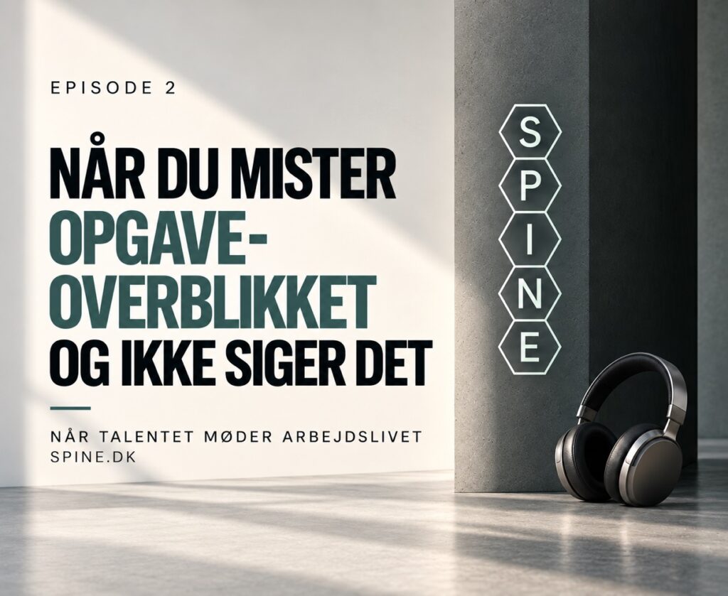 Episode 2: Når du mister opgave-overblikket og ikke siger det. SPINE-mærke og høretelefoner i et lyst betonrum.