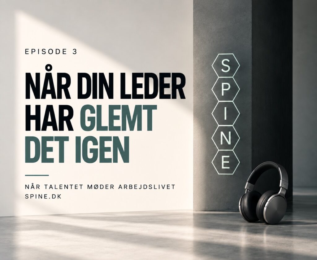 Episode 3: Når din leder har glemt det igen. SPINE-mærke og høretelefoner i et lyst betonrum.